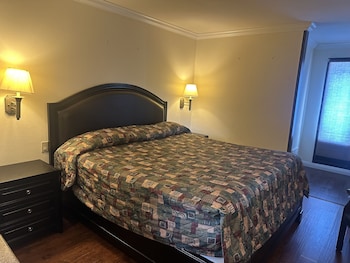 Basic Room, 1 King Bed, Smoking