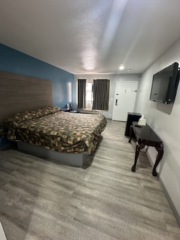 Basic Room, 1 King Bed, Smoking