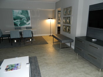 Suite, 1 King Bed (Additional Living and Dining Area)