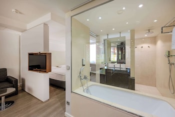 Studio Suite (Colour), windowless