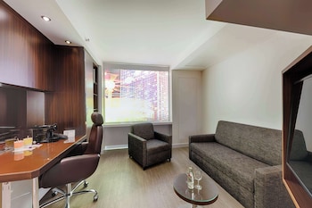 Studio Suite (Colour), windowless