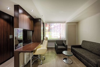 Studio Suite (Colour), windowless