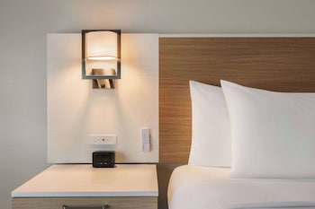 Room, 1 Queen Bed, Non Smoking (Mobility Accessible)