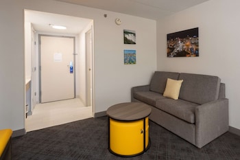 Suite, 1 King Bed with Sofa bed, Non Smoking