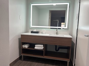 Room, 1 King Bed, Accessible, Non Smoking (Mobility, Bathtub w/Grab Bars)