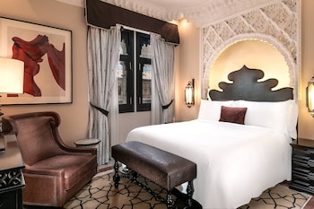 Deluxe Room, 1 King Bed, Courtyard View