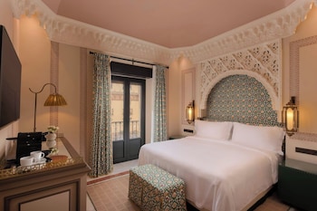 Deluxe Room, 1 King Bed, Courtyard View