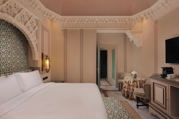 Deluxe Room, 1 King Bed, Courtyard View