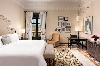 Grand Room, 1 King Bed