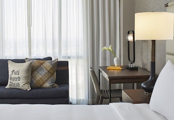 Deluxe Room, 2 Queen Beds, River View (Mobility Accessible, Tub)