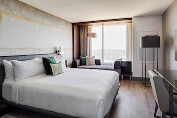 Room, 1 King Bed (Corner)
