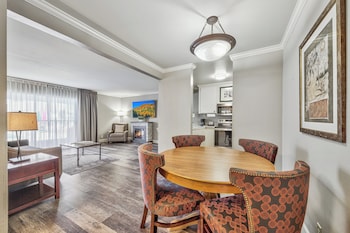 Deluxe Suite, 1 Bedroom, Poolside