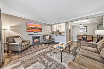 Deluxe Suite, 2 Bedrooms, Poolside