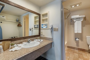 Suite, 1 King Bed, Non Smoking, Kitchenette