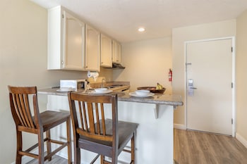 Suite, 1 King Bed, Non Smoking, Kitchenette