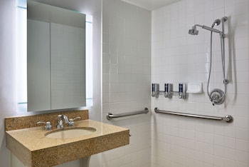 Room, 1 King Bed (Mobility/Hearing Accessible, Tub)