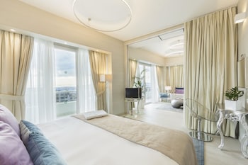 Deluxe Suite with Corner Balcony and Panoramic Acropolis View