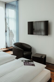 Studio Suite, 1 King Bed, Bathtub, Park View