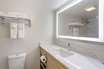 Standard Room, 1 Queen Bed, Non Smoking, Refrigerator & Microwave