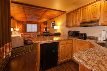 Suite, Multiple Beds, Kitchenette, Mountain View