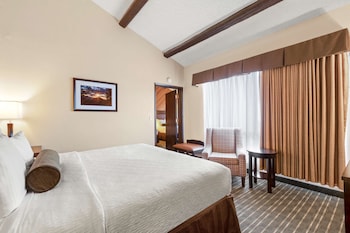 Suite, Multiple Beds, Kitchenette, Mountain View