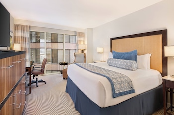 Traditional Room, 1 King Bed, Courtyard View (Mobility/Hearing Accessible, Tub)