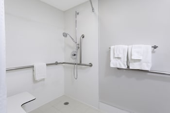 Standard Room, 1 Queen Bed, Accessible (Communications, Accessible Tub)