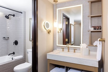 Signature Suite, 1 King Bed, Non Smoking