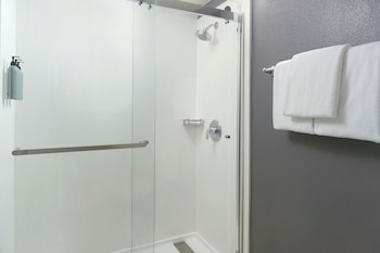Room, 2 Queen Beds, Pool View (Balcony)