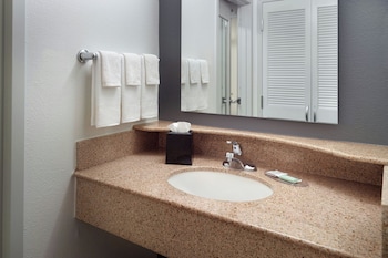 Room, 2 Queen Beds, Pool View (Balcony)