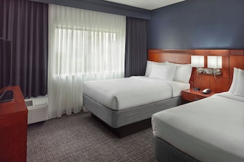 Room, 2 Queen Beds, Pool View (Balcony)