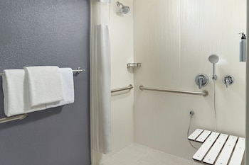 Room, 2 Queen Beds (Mobility/Hearing Access, Roll-in Shwr)