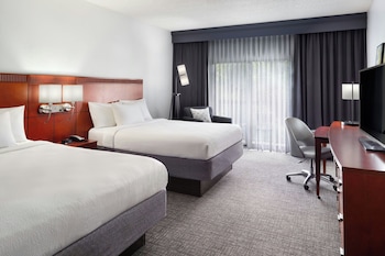 Room, 2 Queen Beds, Pool View (Balcony)