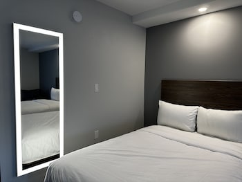 Basic Room, 1 Queen Bed, Non Smoking