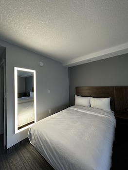Basic Room, 1 Queen Bed, Non Smoking