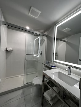 Basic Room, 1 Queen Bed, Accessible, Non Smoking (Mobility)