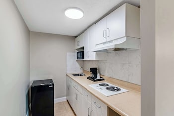 Suite, 1 King Bed, Kitchenette