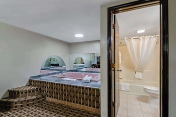 Room, 1 King Bed, Non Smoking, Jetted Tub