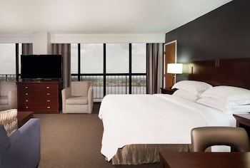 Room, 1 King Bed (Parlor, Lakefront)