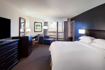 Suite, 1 King Bed, Accessible (Mobility & Hearing, Roll-in Shower)