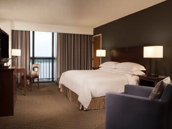 Suite, 1 King Bed, Accessible (Mobility & Hearing, Roll-in Shower)