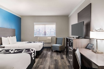 Deluxe Room, 2 Queen Beds, Non Smoking