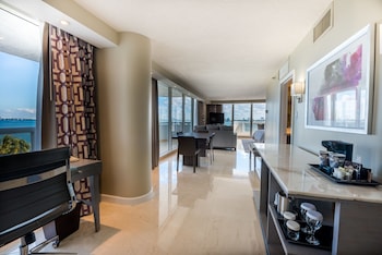 Grand Suite, 1 King Bed, Bay View