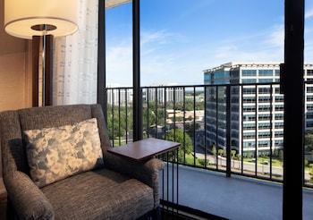 Deluxe Room, 1 King Bed, Accessible, Balcony (Hearing)
