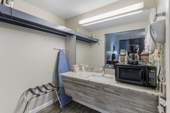 Standard Room, 2 Queen Beds, Non Smoking, Poolside