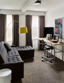 Deluxe Room, 1 Queen Bed, Hearing Accessible (Mobility, Roll-in Shower)