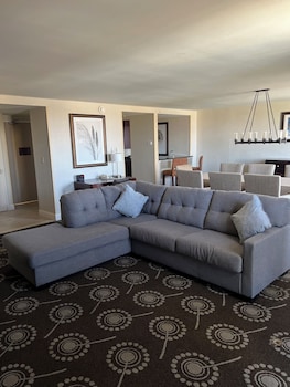 Suite, 1 King Bed with Sofa bed, Non Smoking (Parlor)