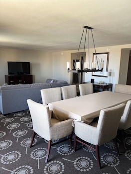 Suite, 1 King Bed with Sofa bed, Non Smoking (Parlor)