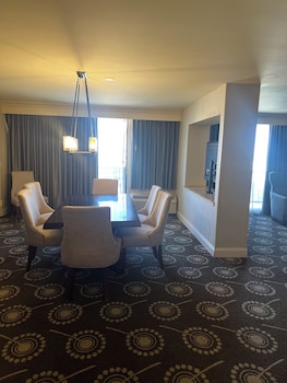 Suite, 1 King Bed with Sofa bed, Non Smoking (Parlor)