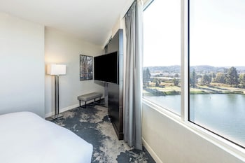 Deluxe Room, 1 King Bed, Bay View